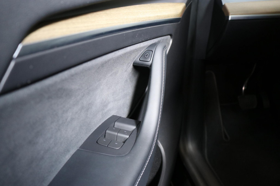 Tesla Model Y RWD 58 kWh | TREKHAAK | 20" LM VELGEN | ZWARTE DETAILS |