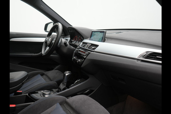 BMW X1 xDrive20i M Sport 192pk Dealer O.H. | Panodak | Adaptive Cruise | Head Up | Camera | Harman / Kardon | Alcantara Sportstoelen Verwarmd | Navigatie | 19"L.M | LED Koplampen |