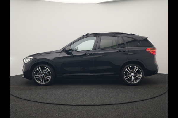 BMW X1 xDrive20i M Sport 192pk Dealer O.H. | Panodak | Adaptive Cruise | Head Up | Camera | Harman / Kardon | Alcantara Sportstoelen Verwarmd | Navigatie | 19"L.M | LED Koplampen |