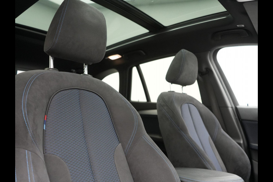 BMW X1 xDrive20i M Sport 192pk Dealer O.H. | Panodak | Adaptive Cruise | Head Up | Camera | Harman / Kardon | Alcantara Sportstoelen Verwarmd | Navigatie | 19"L.M | LED Koplampen |