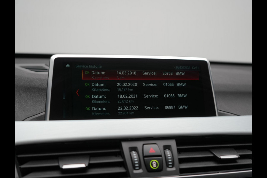 BMW X1 xDrive20i M Sport 192pk Dealer O.H. | Panodak | Adaptive Cruise | Head Up | Camera | Harman / Kardon | Alcantara Sportstoelen Verwarmd | Navigatie | 19"L.M | LED Koplampen |