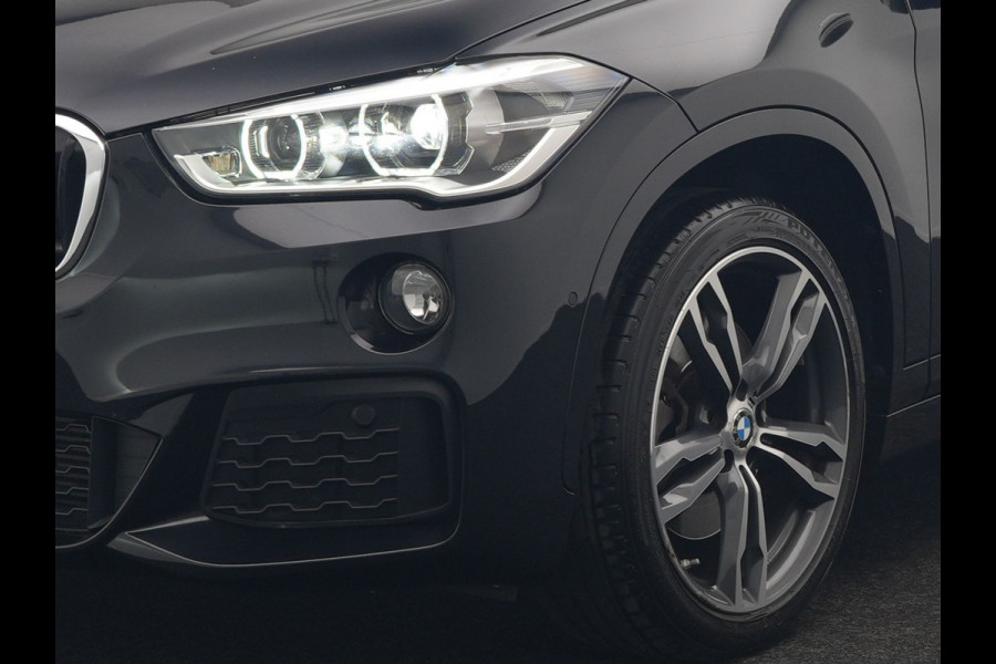 BMW X1 xDrive20i M Sport 192pk Dealer O.H. | Panodak | Adaptive Cruise | Head Up | Camera | Harman / Kardon | Alcantara Sportstoelen Verwarmd | Navigatie | 19"L.M | LED Koplampen |