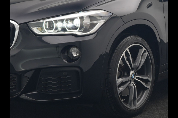 BMW X1 xDrive20i M Sport 192pk Dealer O.H. | Panodak | Adaptive Cruise | Head Up | Camera | Harman / Kardon | Alcantara Sportstoelen Verwarmd | Navigatie | 19"L.M | LED Koplampen |