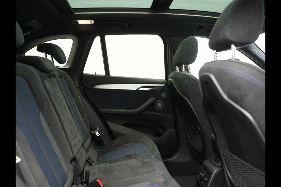 BMW X1 xDrive20i M Sport 192pk Dealer O.H. | Panodak | Adaptive Cruise | Head Up | Camera | Harman / Kardon | Alcantara Sportstoelen Verwarmd | Navigatie | 19"L.M | LED Koplampen |