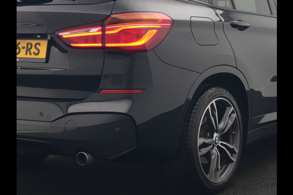 BMW X1 xDrive20i M Sport 192pk Dealer O.H. | Panodak | Adaptive Cruise | Head Up | Camera | Harman / Kardon | Alcantara Sportstoelen Verwarmd | Navigatie | 19"L.M | LED Koplampen |