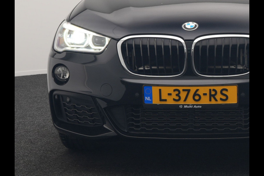 BMW X1 xDrive20i M Sport 192pk Dealer O.H. | Panodak | Adaptive Cruise | Head Up | Camera | Harman / Kardon | Alcantara Sportstoelen Verwarmd | Navigatie | 19"L.M | LED Koplampen |