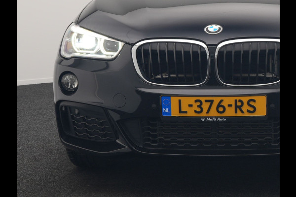 BMW X1 xDrive20i M Sport 192pk Dealer O.H. | Panodak | Adaptive Cruise | Head Up | Camera | Harman / Kardon | Alcantara Sportstoelen Verwarmd | Navigatie | 19"L.M | LED Koplampen |