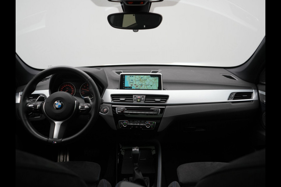 BMW X1 xDrive20i M Sport 192pk Dealer O.H. | Panodak | Adaptive Cruise | Head Up | Camera | Harman / Kardon | Alcantara Sportstoelen Verwarmd | Navigatie | 19"L.M | LED Koplampen |