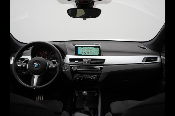 BMW X1 xDrive20i M Sport 192pk Dealer O.H. | Panodak | Adaptive Cruise | Head Up | Camera | Harman / Kardon | Alcantara Sportstoelen Verwarmd | Navigatie | 19"L.M | LED Koplampen |