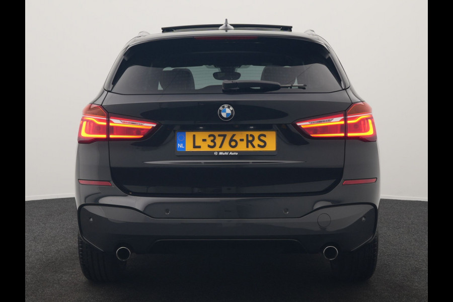 BMW X1 xDrive20i M Sport 192pk Dealer O.H. | Panodak | Adaptive Cruise | Head Up | Camera | Harman / Kardon | Alcantara Sportstoelen Verwarmd | Navigatie | 19"L.M | LED Koplampen |