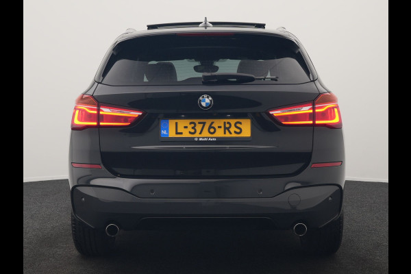BMW X1 xDrive20i M Sport 192pk Dealer O.H. | Panodak | Adaptive Cruise | Head Up | Camera | Harman / Kardon | Alcantara Sportstoelen Verwarmd | Navigatie | 19"L.M | LED Koplampen |