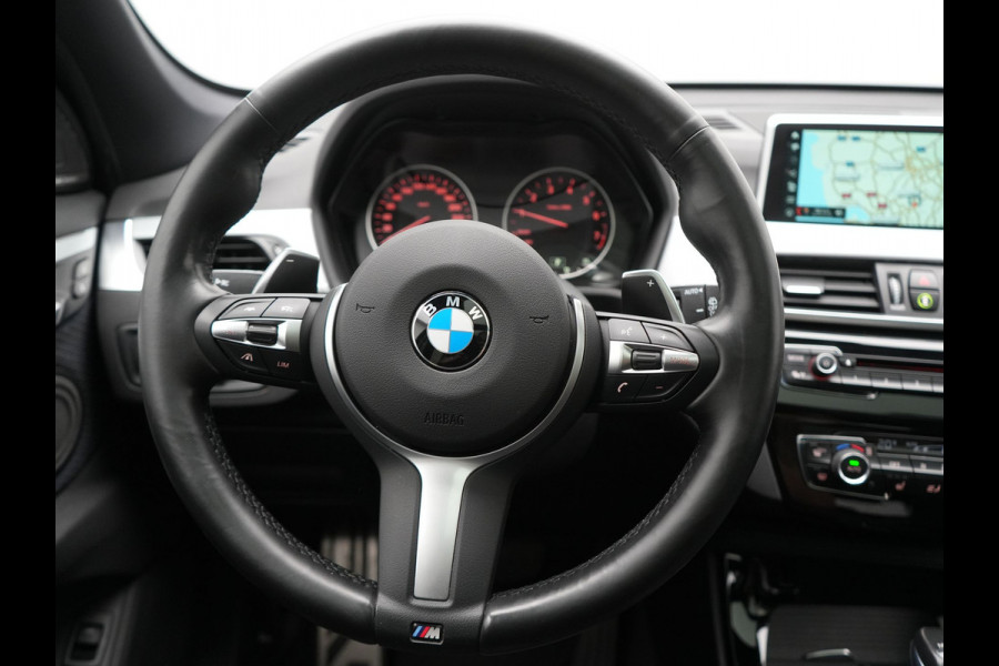 BMW X1 xDrive20i M Sport 192pk Dealer O.H. | Panodak | Adaptive Cruise | Head Up | Camera | Harman / Kardon | Alcantara Sportstoelen Verwarmd | Navigatie | 19"L.M | LED Koplampen |