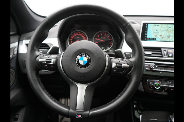 BMW X1 xDrive20i M Sport 192pk Dealer O.H. | Panodak | Adaptive Cruise | Head Up | Camera | Harman / Kardon | Alcantara Sportstoelen Verwarmd | Navigatie | 19"L.M | LED Koplampen |