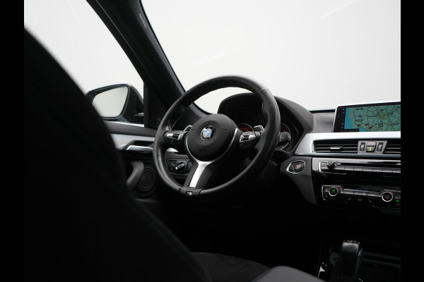 BMW X1 xDrive20i M Sport 192pk Dealer O.H. | Panodak | Adaptive Cruise | Head Up | Camera | Harman / Kardon | Alcantara Sportstoelen Verwarmd | Navigatie | 19"L.M | LED Koplampen |
