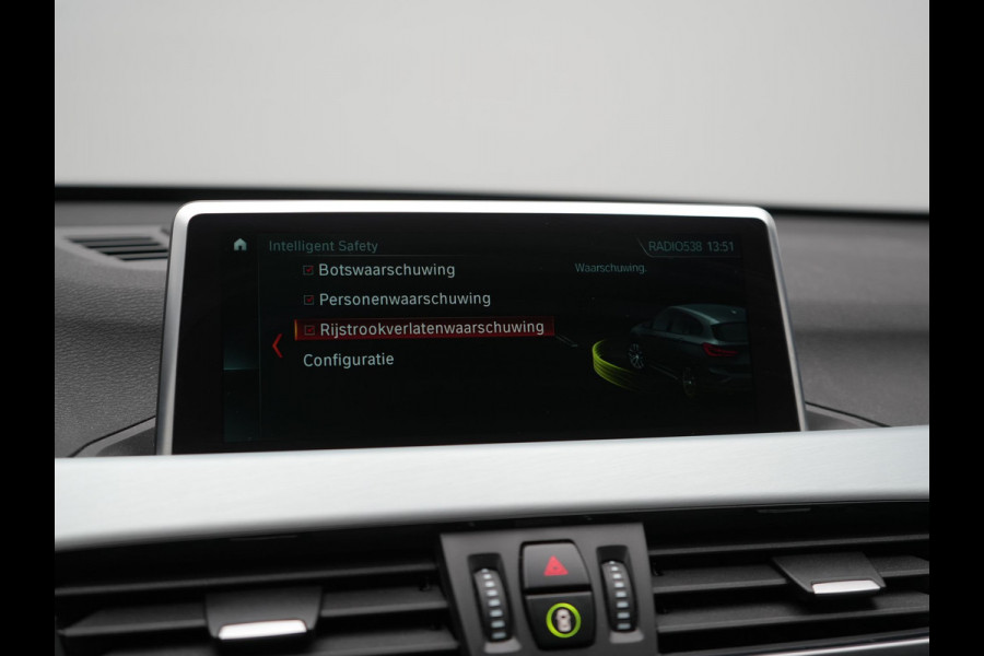 BMW X1 xDrive20i M Sport 192pk Dealer O.H. | Panodak | Adaptive Cruise | Head Up | Camera | Harman / Kardon | Alcantara Sportstoelen Verwarmd | Navigatie | 19"L.M | LED Koplampen |