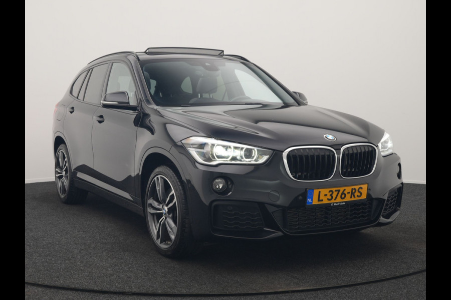 BMW X1 xDrive20i M Sport 192pk Dealer O.H. | Panodak | Adaptive Cruise | Head Up | Camera | Harman / Kardon | Alcantara Sportstoelen Verwarmd | Navigatie | 19"L.M | LED Koplampen |