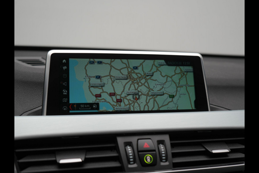 BMW X1 xDrive20i M Sport 192pk Dealer O.H. | Panodak | Adaptive Cruise | Head Up | Camera | Harman / Kardon | Alcantara Sportstoelen Verwarmd | Navigatie | 19"L.M | LED Koplampen |