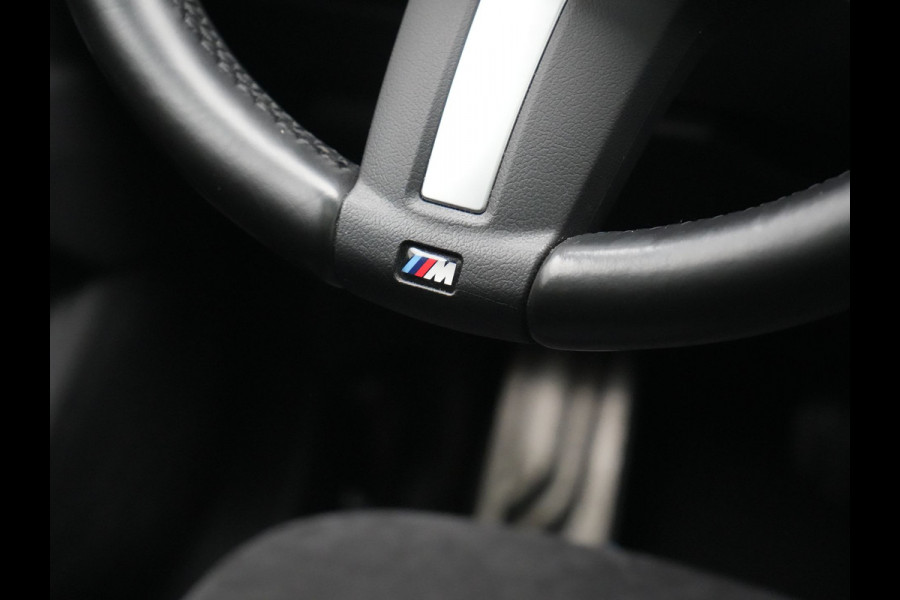 BMW X1 xDrive20i M Sport 192pk Dealer O.H. | Panodak | Adaptive Cruise | Head Up | Camera | Harman / Kardon | Alcantara Sportstoelen Verwarmd | Navigatie | 19"L.M | LED Koplampen |