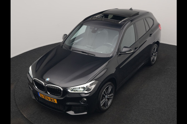 BMW X1 xDrive20i M Sport 192pk Dealer O.H. | Panodak | Adaptive Cruise | Head Up | Camera | Harman / Kardon | Alcantara Sportstoelen Verwarmd | Navigatie | 19"L.M | LED Koplampen |