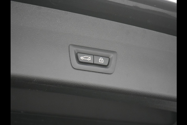 BMW X1 xDrive20i M Sport 192pk Dealer O.H. | Panodak | Adaptive Cruise | Head Up | Camera | Harman / Kardon | Alcantara Sportstoelen Verwarmd | Navigatie | 19"L.M | LED Koplampen |