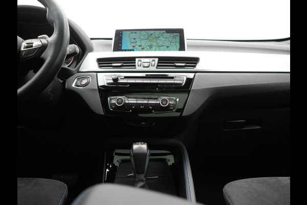 BMW X1 xDrive20i M Sport 192pk Dealer O.H. | Panodak | Adaptive Cruise | Head Up | Camera | Harman / Kardon | Alcantara Sportstoelen Verwarmd | Navigatie | 19"L.M | LED Koplampen |