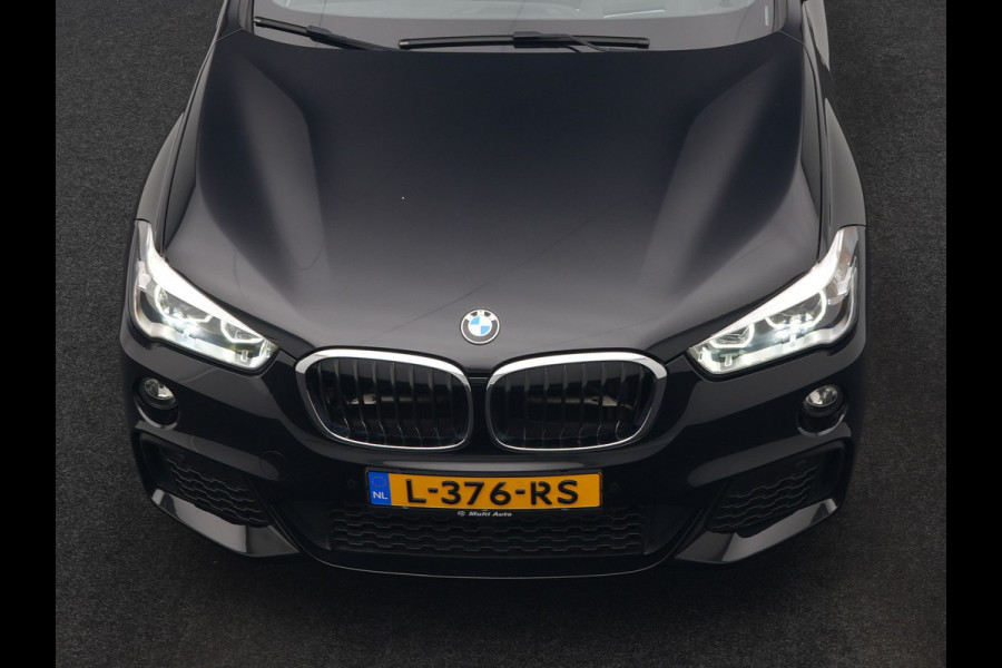 BMW X1 xDrive20i M Sport 192pk Dealer O.H. | Panodak | Adaptive Cruise | Head Up | Camera | Harman / Kardon | Alcantara Sportstoelen Verwarmd | Navigatie | 19"L.M | LED Koplampen |