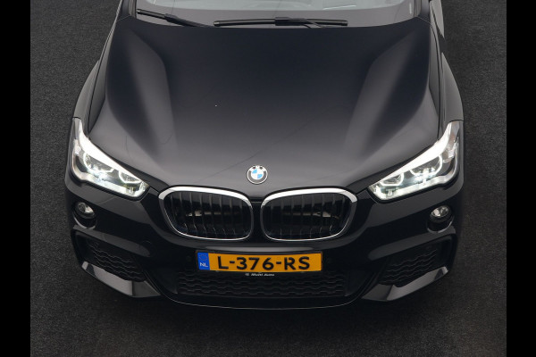BMW X1 xDrive20i M Sport 192pk Dealer O.H. | Panodak | Adaptive Cruise | Head Up | Camera | Harman / Kardon | Alcantara Sportstoelen Verwarmd | Navigatie | 19"L.M | LED Koplampen |