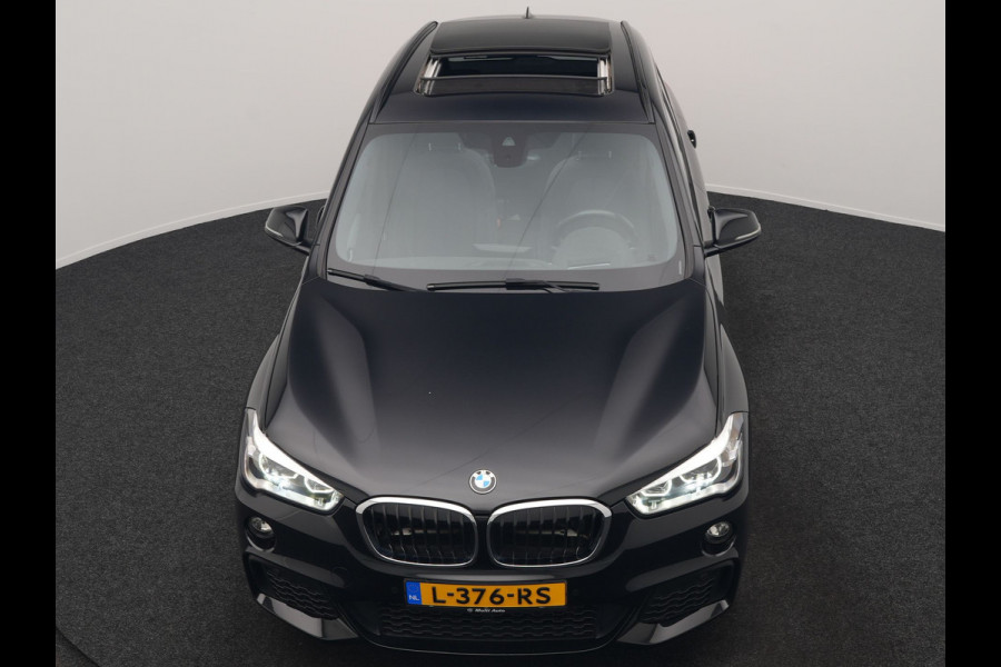 BMW X1 xDrive20i M Sport 192pk Dealer O.H. | Panodak | Adaptive Cruise | Head Up | Camera | Harman / Kardon | Alcantara Sportstoelen Verwarmd | Navigatie | 19"L.M | LED Koplampen |