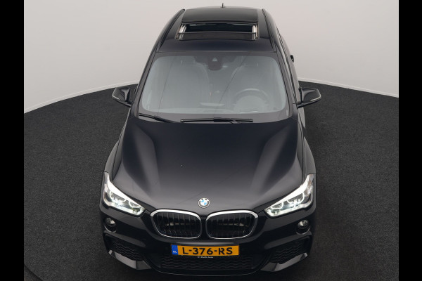 BMW X1 xDrive20i M Sport 192pk Dealer O.H. | Panodak | Adaptive Cruise | Head Up | Camera | Harman / Kardon | Alcantara Sportstoelen Verwarmd | Navigatie | 19"L.M | LED Koplampen |