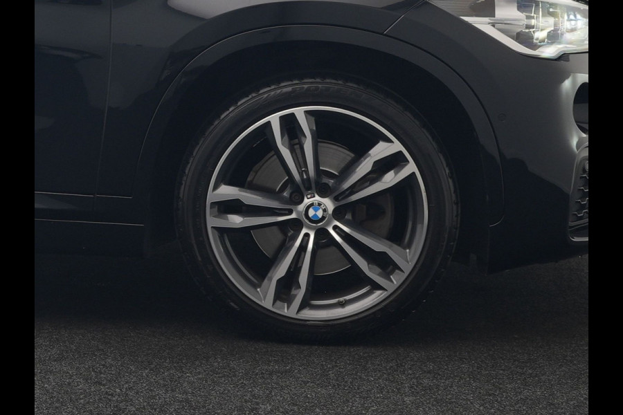 BMW X1 xDrive20i M Sport 192pk Dealer O.H. | Panodak | Adaptive Cruise | Head Up | Camera | Harman / Kardon | Alcantara Sportstoelen Verwarmd | Navigatie | 19"L.M | LED Koplampen |