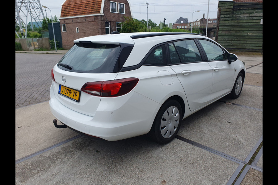 Opel Astra Sports Tourer 1.2 Business Edition, PDC, Trekhaak, Navi