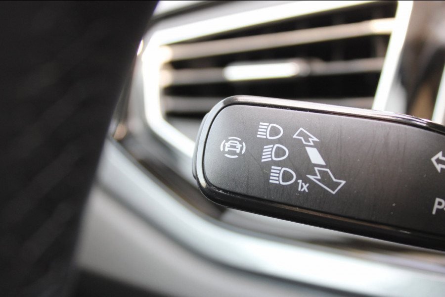 Volkswagen Taigo 1.0 TSI Style Automaat Panodak Carplay Keyless Stoelverwarming !!NIEUWBINNEN!!