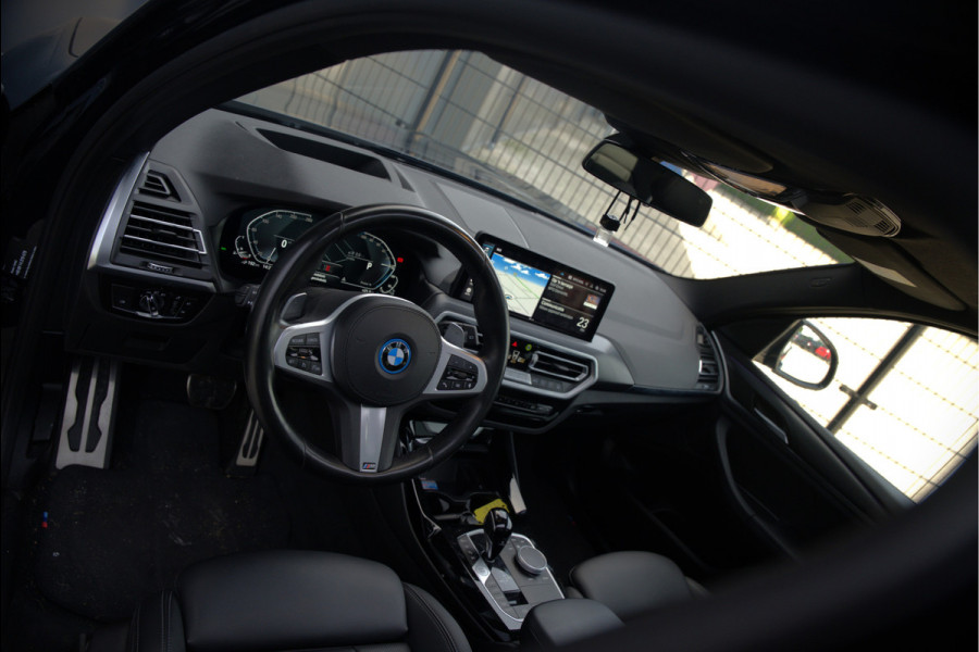 BMW X3 xDrive30e High Executive M Sport | Panoramadak | Stoelverwarming | Head-Up Display | Apple Carplay | 360 Camera | Keyless | M Sport Remmen | Adaptief Onderstel | Trekhaak | Ambiance Verlichting | Laser Lights | HIFI |