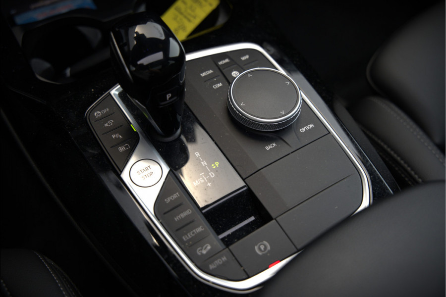 BMW X3 xDrive30e High Executive M Sport | Panoramadak | Stoelverwarming | Head-Up Display | Apple Carplay | 360 Camera | Keyless | M Sport Remmen | Adaptief Onderstel | Trekhaak | Ambiance Verlichting | Laser Lights | HIFI |