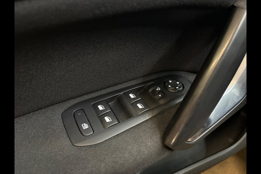 Peugeot 308 SW 1.2PureTech Blue Lease Executive PANO/CARPLAY