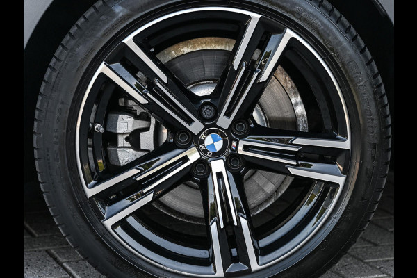 BMW 3-serie 330e | M-Sport | Facelift | Shadowline | Led Koplampen | Camera | NL auto | Stoelverwarming