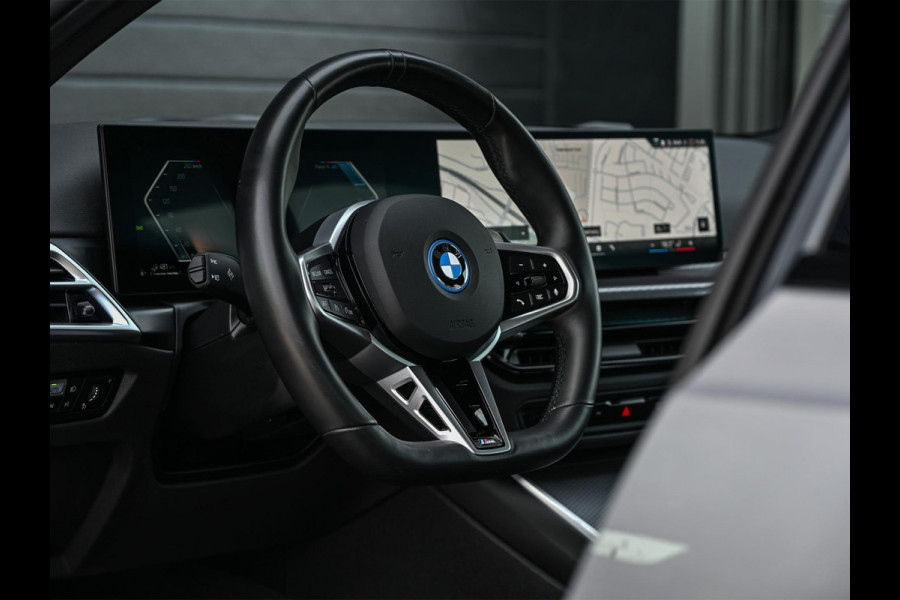 BMW 3-serie 330e | M-Sport | Facelift | Shadowline | Led Koplampen | Camera | NL auto | Stoelverwarming