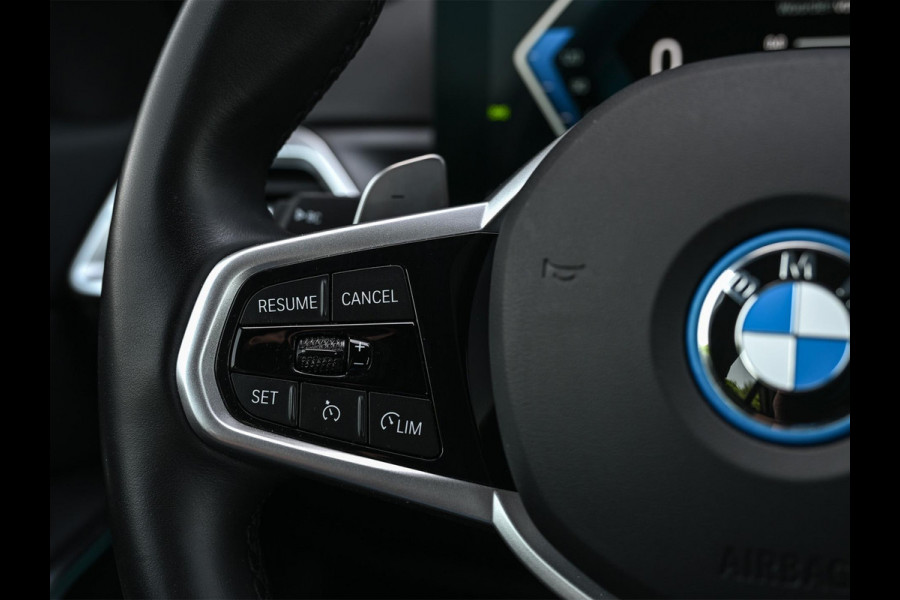 BMW 3-serie 330e | M-Sport | Facelift | Shadowline | Led Koplampen | Camera | NL auto | Stoelverwarming