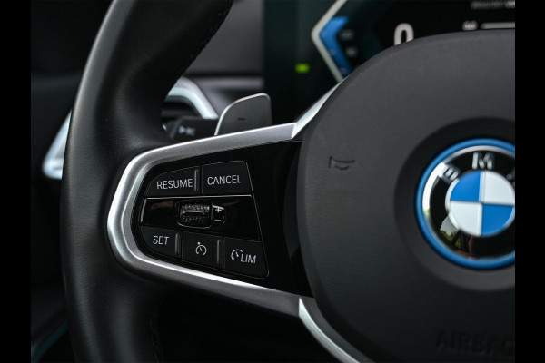 BMW 3-serie 330e | M-Sport | Facelift | Shadowline | Led Koplampen | Camera | NL auto | Stoelverwarming
