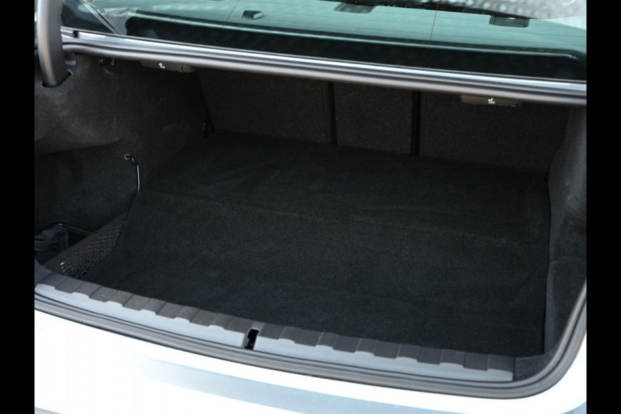 BMW 3-serie 330e | M-Sport | Facelift | Shadowline | Led Koplampen | Camera | NL auto | Stoelverwarming