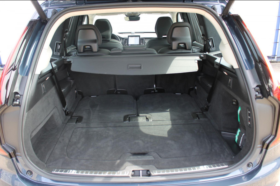 Volvo XC90 T8 455PK Autom Plug-in hybrid AWD Ultra Dark Luchtvering / Massagefunctie voorstoelen / Semi elektrisch wegklapbare trekhaak / Gelamineerd glas / Stoelventilatie / 21" lichtmetalen velgen