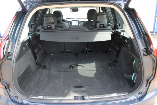 Volvo XC90 T8 455PK Autom Plug-in hybrid AWD Ultra Dark Luchtvering / Massagefunctie voorstoelen / Semi elektrisch wegklapbare trekhaak / Gelamineerd glas / Stoelventilatie / 21" lichtmetalen velgen