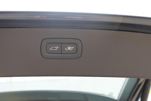 Volvo XC90 T8 455PK Autom Plug-in hybrid AWD Ultra Dark Luchtvering / Massagefunctie voorstoelen / Semi elektrisch wegklapbare trekhaak / Gelamineerd glas / Stoelventilatie / 21" lichtmetalen velgen