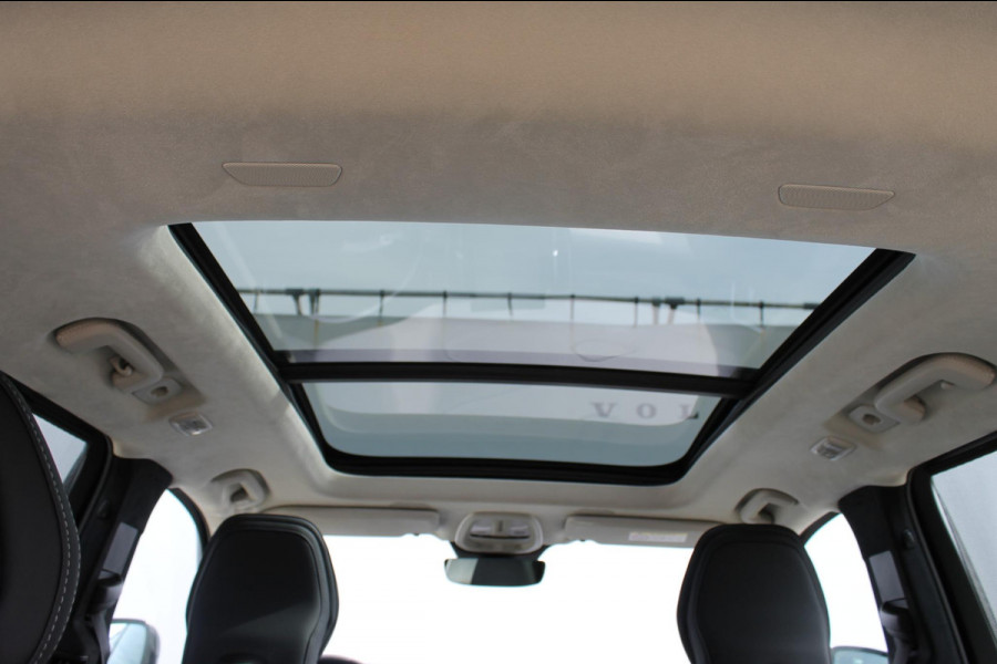 Volvo XC90 T8 455PK Autom Plug-in hybrid AWD Ultra Dark Luchtvering / Massagefunctie voorstoelen / Semi elektrisch wegklapbare trekhaak / Gelamineerd glas / Stoelventilatie / 21" lichtmetalen velgen