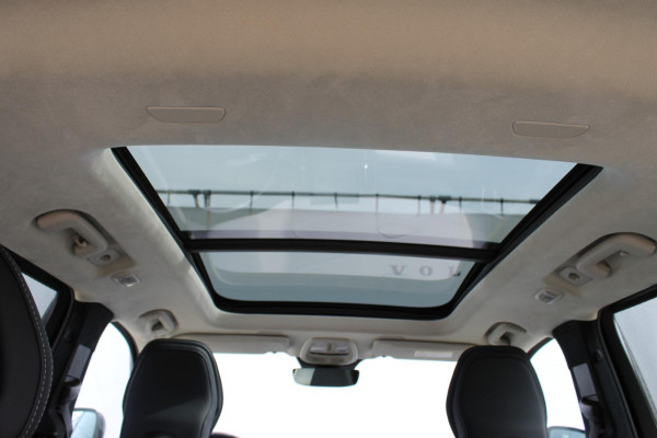 Volvo XC90 T8 455PK Autom Plug-in hybrid AWD Ultra Dark Luchtvering / Massagefunctie voorstoelen / Semi elektrisch wegklapbare trekhaak / Gelamineerd glas / Stoelventilatie / 21" lichtmetalen velgen