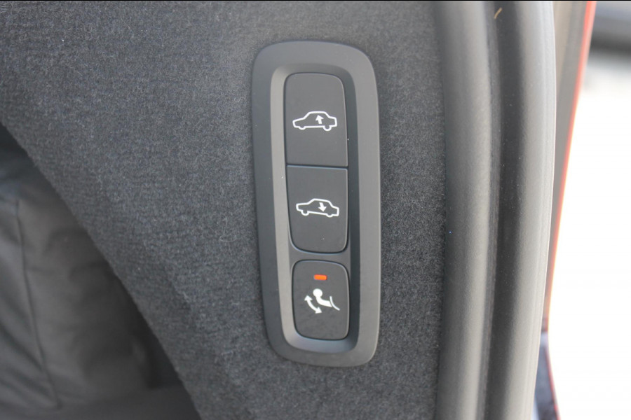 Volvo XC90 T8 455PK Autom Plug-in hybrid AWD Ultra Dark Luchtvering / Massagefunctie voorstoelen / Semi elektrisch wegklapbare trekhaak / Gelamineerd glas / Stoelventilatie / 21" lichtmetalen velgen