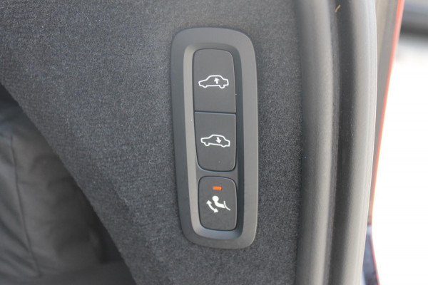 Volvo XC90 T8 455PK Autom Plug-in hybrid AWD Ultra Dark Luchtvering / Massagefunctie voorstoelen / Semi elektrisch wegklapbare trekhaak / Gelamineerd glas / Stoelventilatie / 21" lichtmetalen velgen