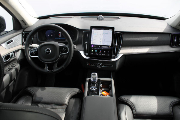 Volvo XC90 T8 455PK Autom Plug-in hybrid AWD Ultra Dark Luchtvering / Massagefunctie voorstoelen / Semi elektrisch wegklapbare trekhaak / Gelamineerd glas / Stoelventilatie / 21" lichtmetalen velgen