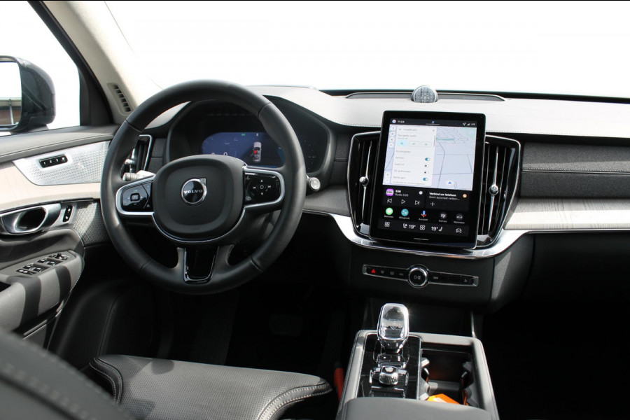 Volvo XC90 T8 455PK Autom Plug-in hybrid AWD Ultra Dark Luchtvering / Massagefunctie voorstoelen / Semi elektrisch wegklapbare trekhaak / Gelamineerd glas / Stoelventilatie / 21" lichtmetalen velgen