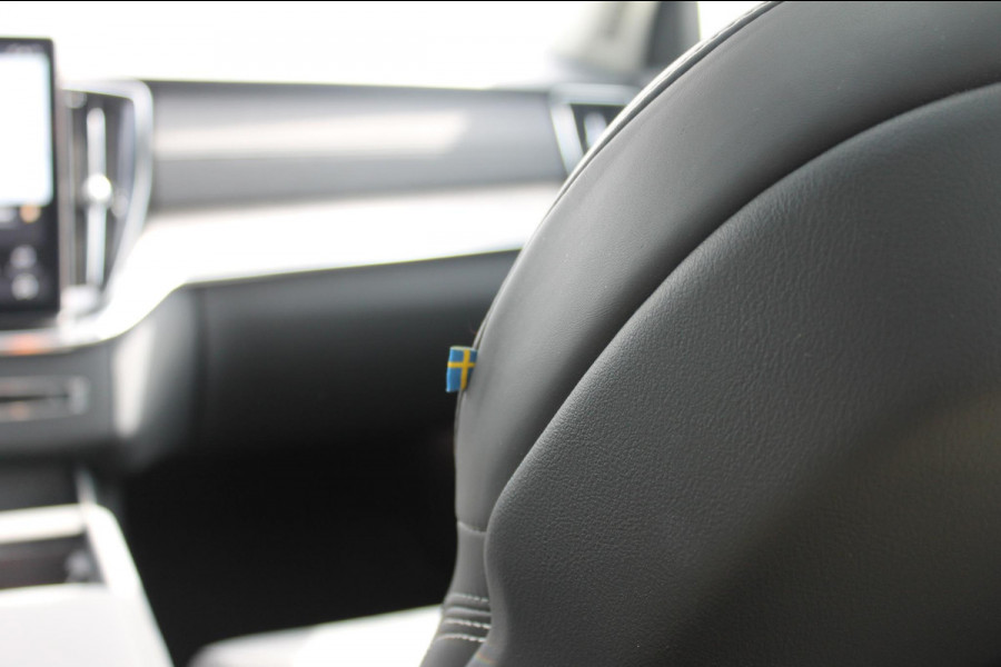 Volvo XC90 T8 455PK Autom Plug-in hybrid AWD Ultra Dark Luchtvering / Massagefunctie voorstoelen / Semi elektrisch wegklapbare trekhaak / Gelamineerd glas / Stoelventilatie / 21" lichtmetalen velgen
